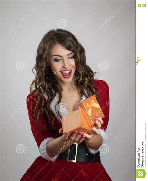 Verraste Kerstmanvrouw Die Kleine Gouden Aanwezige Kerstmis Openen Stock Foto Image Of