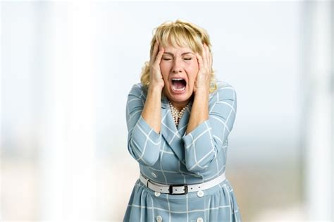 mulher madura gritando em desespero feche a foto de uma mulher estressada e chocada gritando