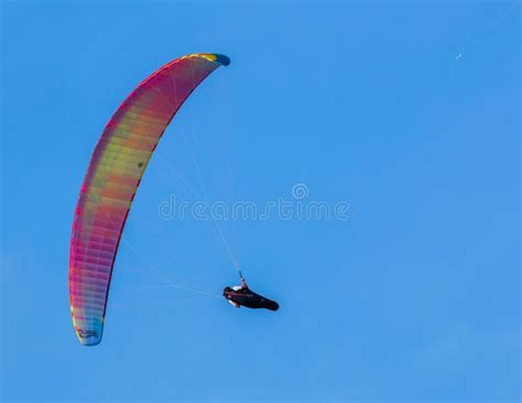 Der himmel erhellt sich als wenn es gewittern würde,aber es sind kaum wolken am himmel. Gelber Gleitschirm Gegen Blauen Himmel Stockbild - Bild ...