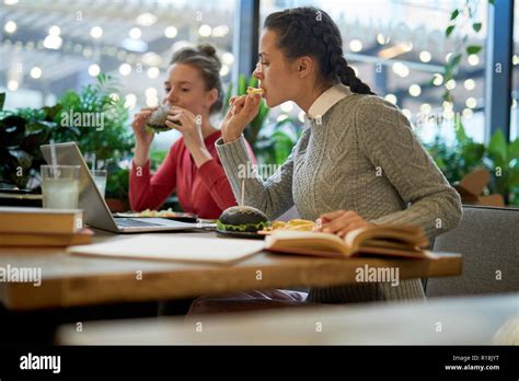 College Students Eating Lunch Hi Res Stock Photography And Images Alamy
