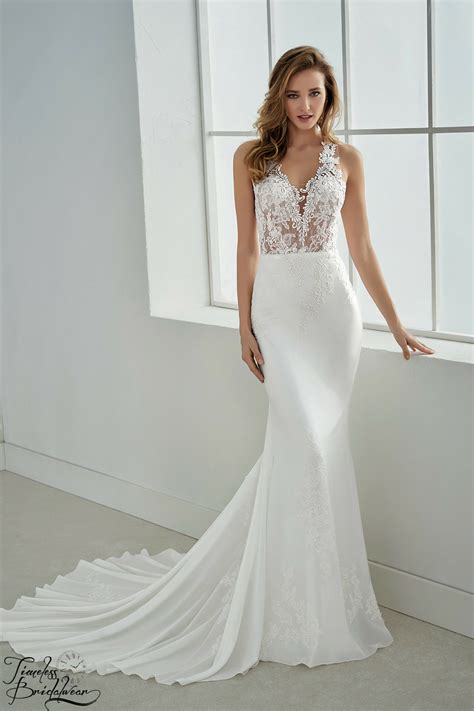 If you're envisioning a casual, relaxed celebration, keep things calm with pastel or set a lavish vibe for your wedding by going with long flowy beach dresses for your wedding party or pick darker hues that offer a touch of elegance. White flowy beach wedding dresses - SandiegoTowingca.com