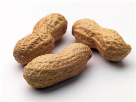 515 calories per 100g of candies, reese's peanut butter cups amount to 26% of a daily intake of 2000 calories, but your daily values may be higher or retinol is the vitamin a found in animal foods such as liver, eggs, dairy and fatty fish. Calories in Peanuts | New Health Guide