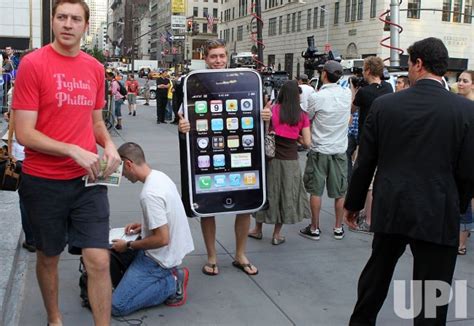 Photo Apple Customers Purchase The New Iphone 4 In New York