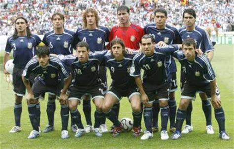 Gran triunfo de la selección argentina 2 a 0 frente a perú, con buen nivel futbolístico. HISTORIA Uniformes Selección Argentina - Deportes - Taringa!