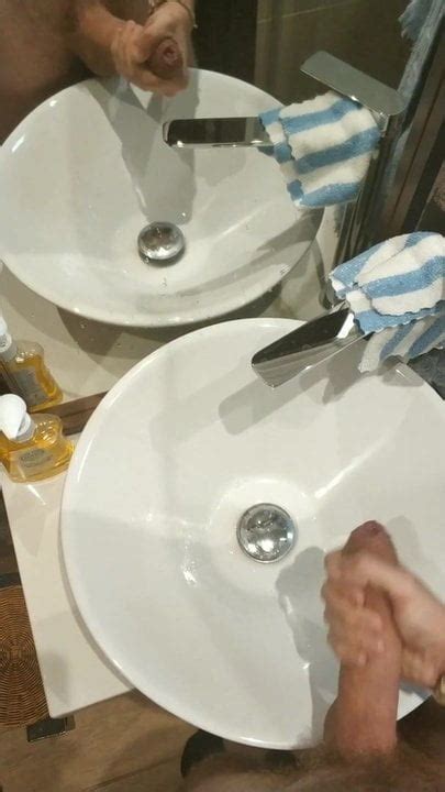 spiegel wichst verrückt klingendes bad cumshot großer fetter unbeschnittener schwanz xhamster