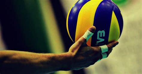 Los equipos están separados por una línea y una red situados en el centro de la cancha. Fundamentos técnicos del Voleibol: saque, recepción, y más
