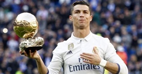 Relive the best moments through the iconic discover the best real madrid photos of the team and players on the official real madrid website. Real Madrid : CR7 sait où il veut aller.