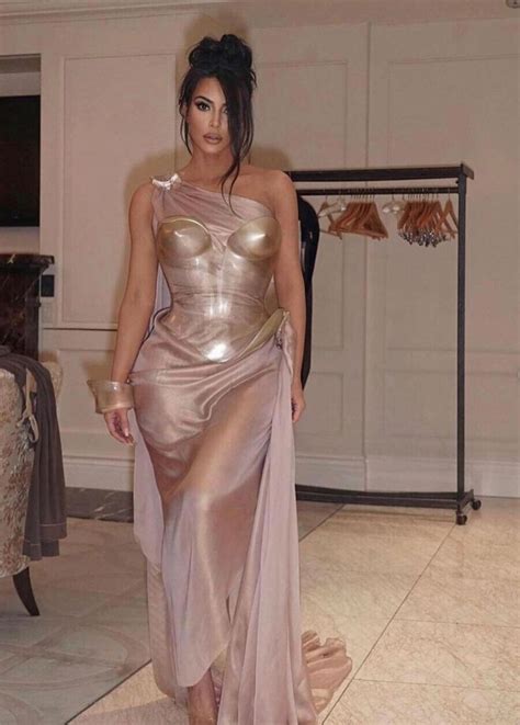 Kim Kardashian Slammed As Self Centered For Sharing Sexy Photos Of