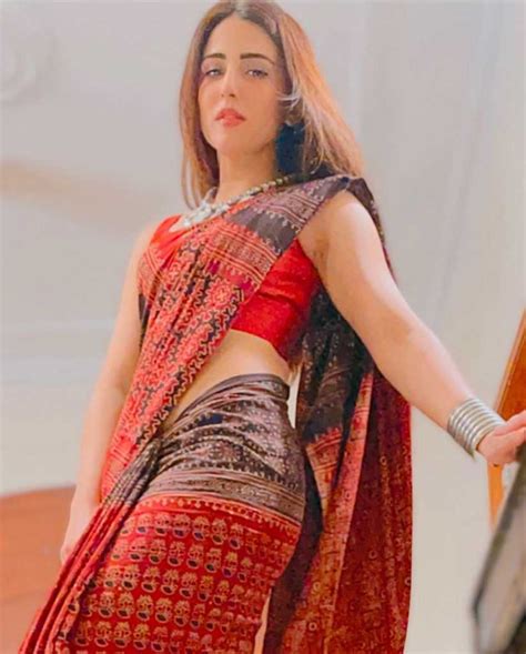 Ushna Shah Looking Super Hot In Saree