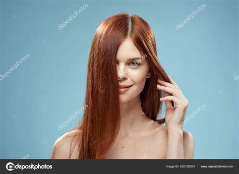 Mujer con hombros desnudos pelo largo cuidado peinado encanto fondo azul fotografía de stock