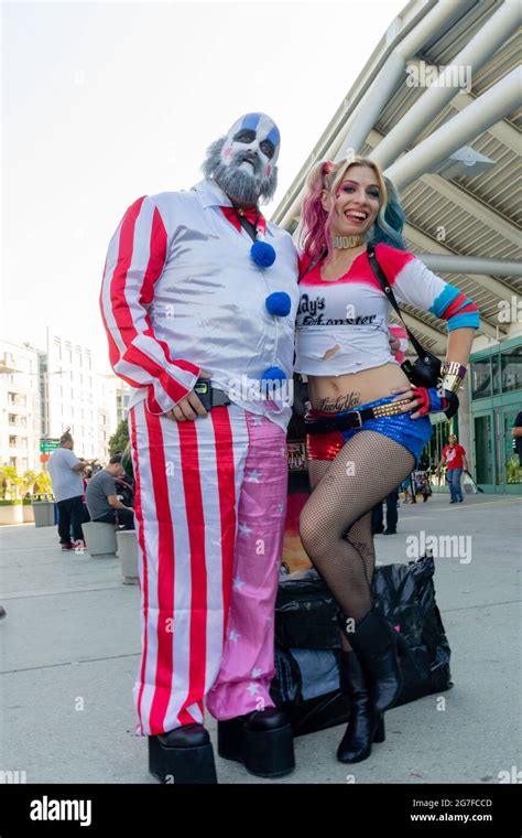Cosplayers Dressed As Harley Quinn And Pennywise The Dancing Clown Pose