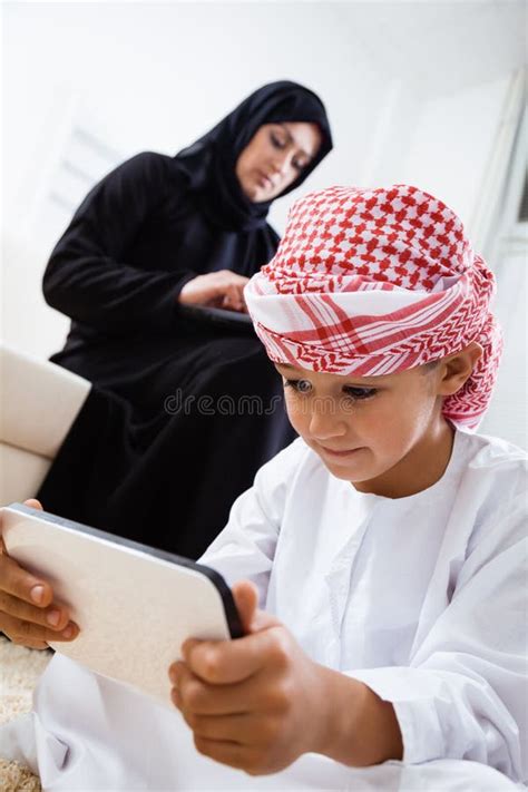 Gelukkig Arabisch Kind Thuis Met Zijn Moeder Stock Afbeelding Image