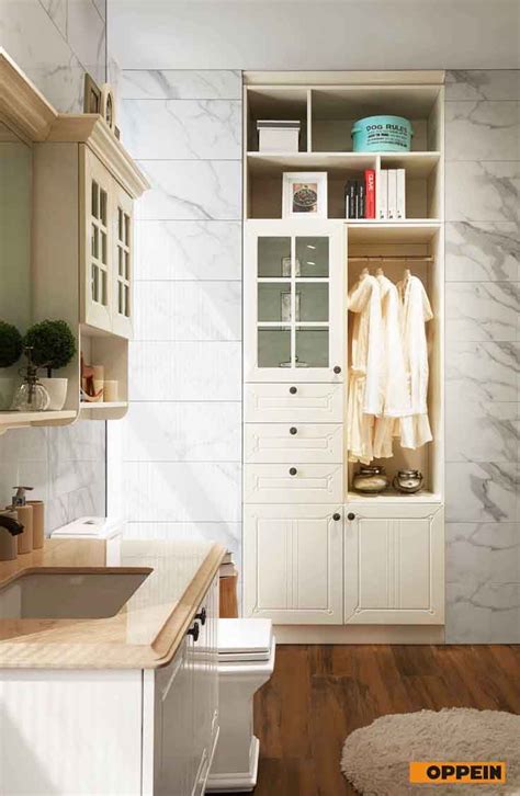 Traditional open shelf wall cabinet adds valuable storage to the bathroom or powder room. 收藏到 bathroom