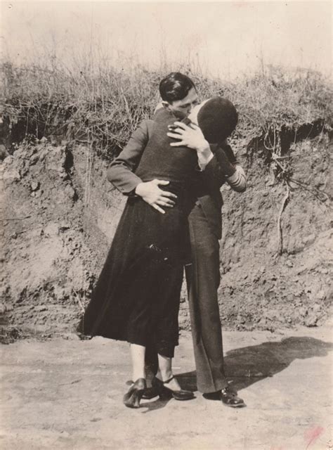 Bonnie And Clyde Kissing And Embracing 1933 Bonnie Parker Bonnie