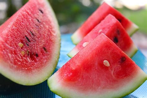 How To Pick A Ripe Watermelon 4 Foolproof Tips The Golden Lamb