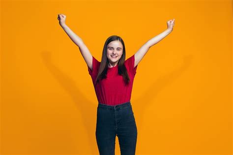 Menina Adolescente De Sucesso Feliz Comemorando Ser Um Vencedor Imagem