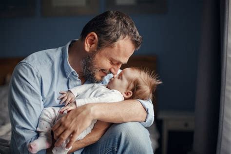 El Papá Que Cuida Al Bebé No Ayuda Ejerce La Paternidad