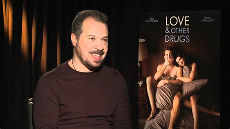 Maggie, an alluring free spirit, who suffers from parkinson's befriends a drug rep working for pfizer and their evolving relationship takes them both by surprise, as they find themselves under the influence of the ultimate drug: Love and Other Drugs Interview - Edward Zwick - YouTube