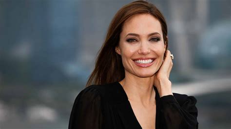 Angelina Jolie posó desnuda por primera vez para revista Harpers Bazar