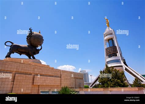 Turkmenistán Ashgabat el terremoto estatua Memorial y el Arco de la