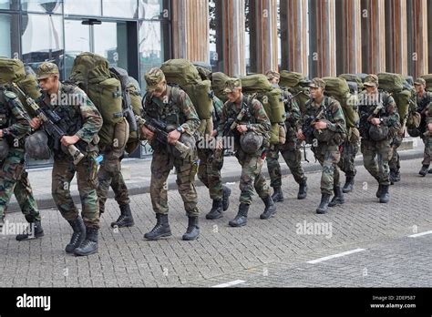 Jóvenes Soldados Marchando Fotografías E Imágenes De Alta Resolución