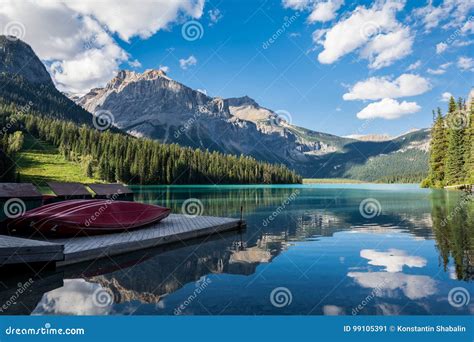 Lago Esmeralda En El Parque Nacional De Yoho Imagen De Archivo Imagen