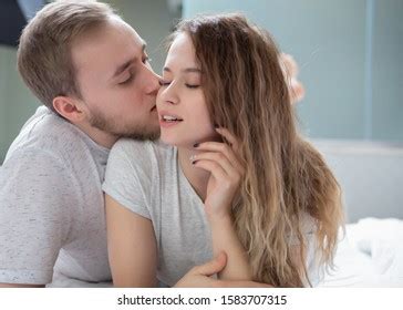 Mujer Besando A Su Esposo E Foto De Stock Shutterstock