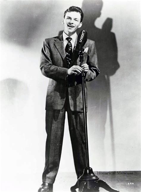 Frank Sinatra Singing Into Microphone By Bettmann Ubicaciondepersonas