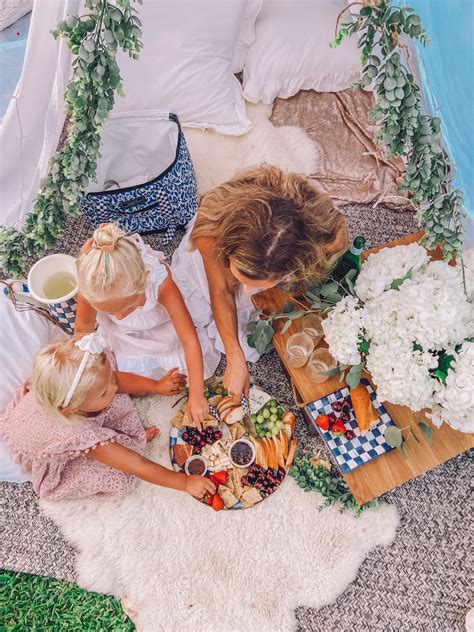 How To Create A Perfect Outdoor Picnic This Summer