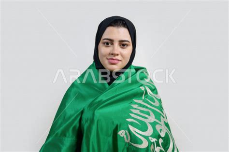بورتريه لسيدة عربية خليجية سعودية ترتدي العباءة الخليجية و تضع علم