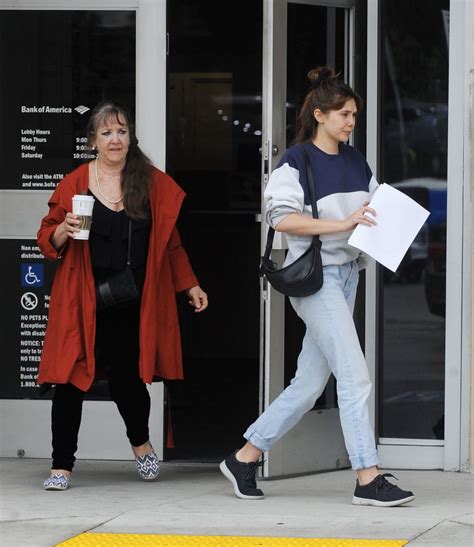 Elizabeth Olsen Out With Her Mother Jarnett In Los Angeles 05182019