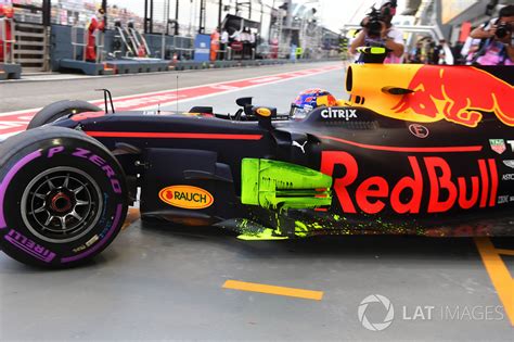 Max Verstappen Red Bull Racing Rb13 Avec De La Peinture Sur Un
