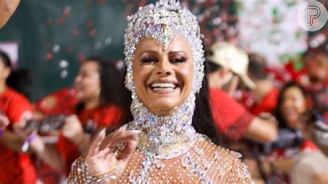 Unânime Viviane Araujo abusa da transparência em desfile e é enaltecida por musas de outras