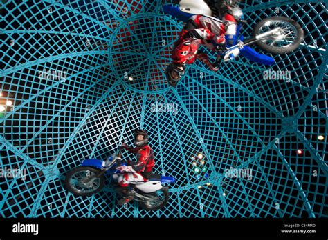 Bola De Circo De Muerte Moto Stunt Team Fotografía De Stock Alamy