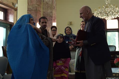 Sharbat Gula Famed ‘afghan Girl Is Welcomed Back To Afghanistan