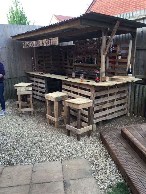 The given picture is clarifying that the old pallets wood stacks are astonishingly. DIY OUTDOOR BAR IDEAS 84 - decoratoo