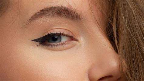 A Makeup Artists Easy Hack For A Perfect Winged Liner