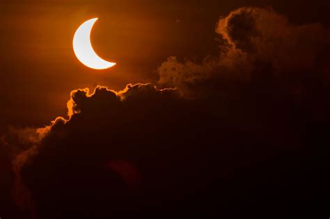 20 Astonishing Photos Preserving Moments Of The Total Solar Eclipse