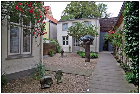 The günter grass house was opened as a forum for literature and visual arts in 2002 at glockengießerstraße 21 in lübeck, where the. Foto Binnenplaats Günter Grass-Haus van stompy