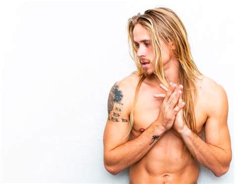 El modelo Mikey Heverly desnudo masturbándose CromosomaX