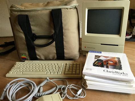 Apple Macintosh Classic M0420 With Keyboard Mouse And Original Apple