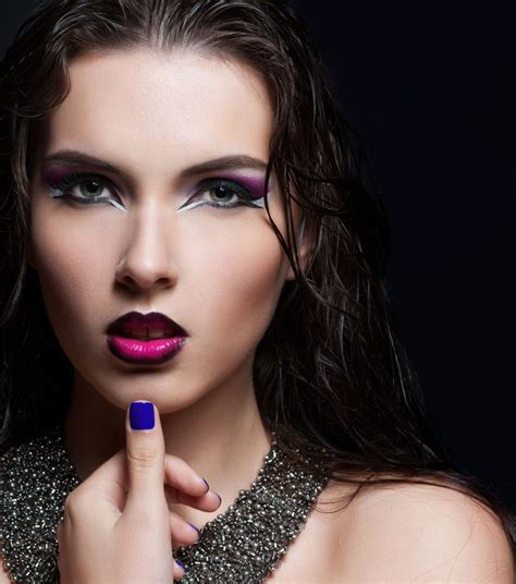 图片素材 美妆 紫色化妆品和colorful bright nails 漂亮女孩特写肖像 格式 未来素材下载