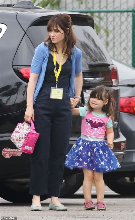 Zooey Deschanels Daughter Elsie Is The Picture Of Girl Power Daily