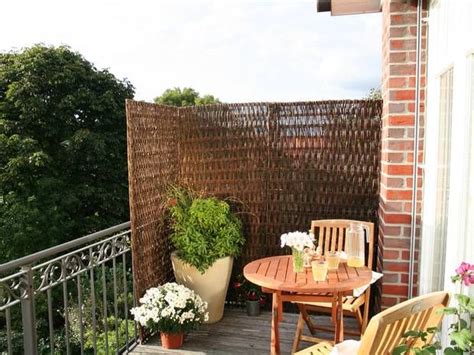 Natürlich spielen neben den praktischen eigenschaften auch dekorative aspekte eine große rolle. sichtschutz balkon holz - Google-Suche | Kleiner balkon ...