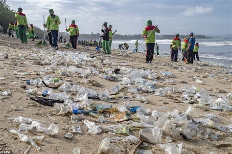 Rubbish Season Gets Underway In Bali Daily Mail Online