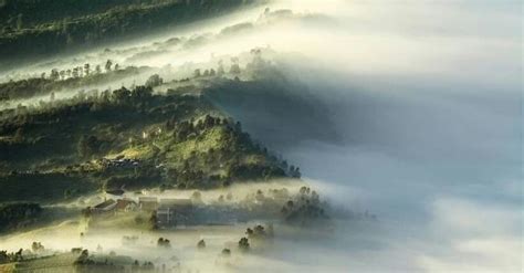 Pemandangan Cantik Gunung Bromo, Ada Desa Cemoro Lawang ...
