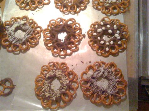 Also, these pretzel christmas treats will make a great addition to your kids lunch box! Look with Your Hands: Pretzel Wreaths