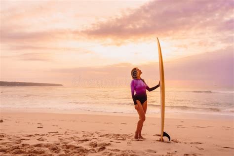 La Fille De Ressac Avec La Planche De Surf Vont Surfer Femme De