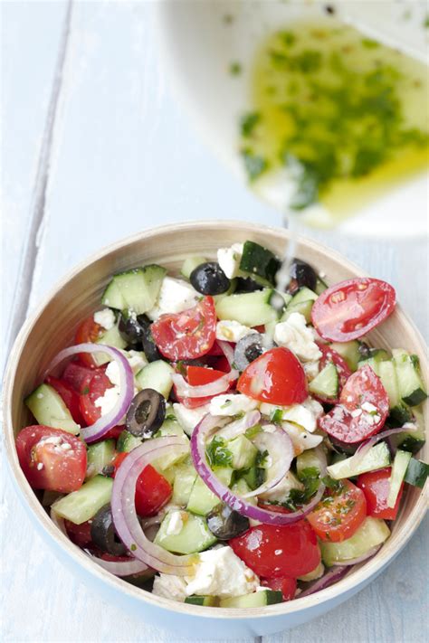 Schneller griechischer Salat mit Oliven und Feta