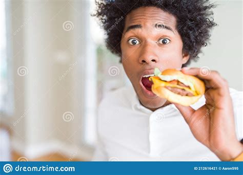 Hombre Hambriento Afroamericano Comiendo Hamburguesa Para El Almuerzo